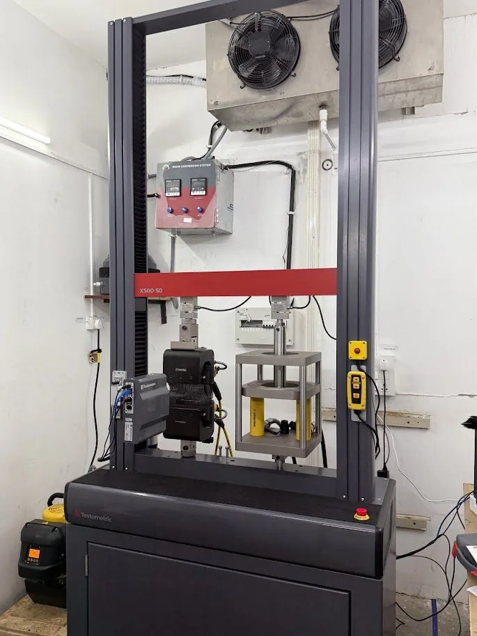 50 kN UTM with dual-cylinder hydraulic grips and video extensometer